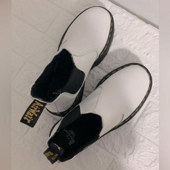 BRAND NEW CONDITION DR MARTENS 2976 QUAD SMOOTH PLATFORM BOOT | THICK SOLE |LOOP - Picture 3 of 8